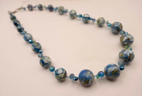 KKtu013225: Turquoise ketting van parelmoer en glaskraaltjes.