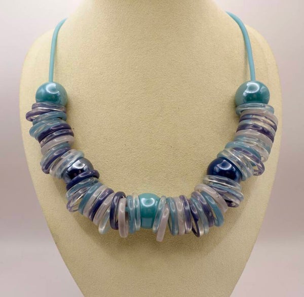 KKtu013426: Unieke ketting in diverse blauwe en turquoisetinten.