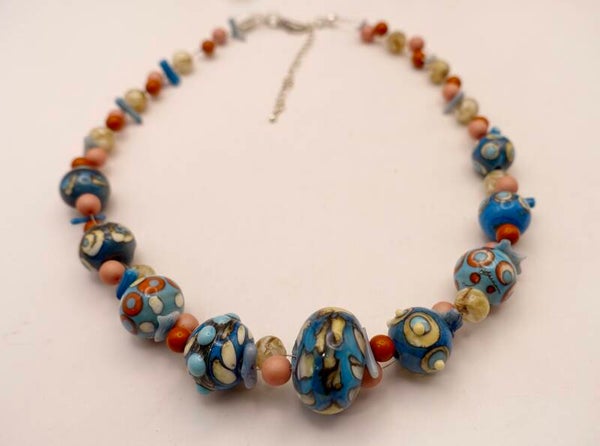 KKtu013926: Ketting in turquoise, ecru en oranje van handgemaakte kralen.