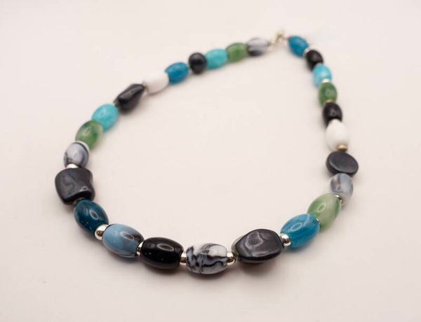 KKtu014226: Vrolijke, lichte ketting in turquoise, donkerblauw, groen, wit, zwart.