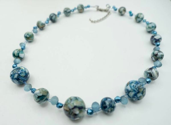 KKtu022125: Ketting in petrol, turquoise, wit van geperst parelmoer.