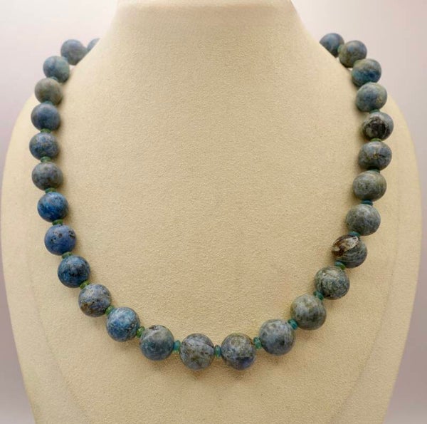 KKtu023125: Blauwgrijze ketting van blauwe Pietersiet/Stormsteen.