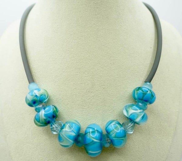 KKtu032125: Ketting van handgemaakte, turquoise glaskralen.