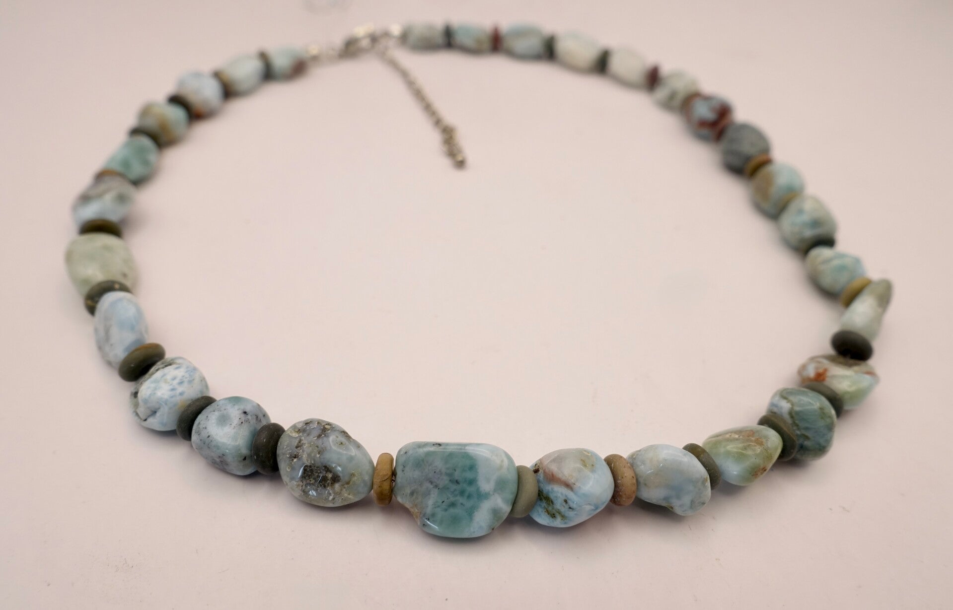 KKtu033125: Zacht turquoise/taupe ketting van larimar en mosagaat.