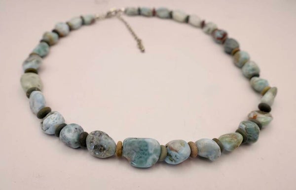 KKtu033125: Zacht turquoise/taupe ketting van larimar en mosagaat.