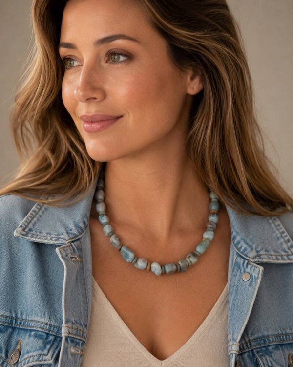 KKtu033125: Zacht turquoise/taupe ketting van larimar en mosagaat.