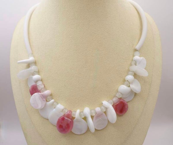 KKwit013126: Speelse ketting in wit- en rozetinten, handgemaakt.
