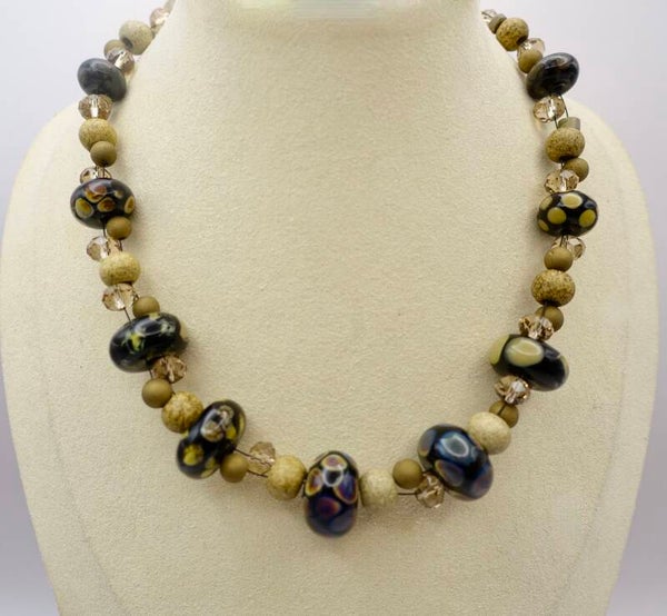 KKzw012726: Ketting in zwart, beige, taupe, kaki, champagnetinten.