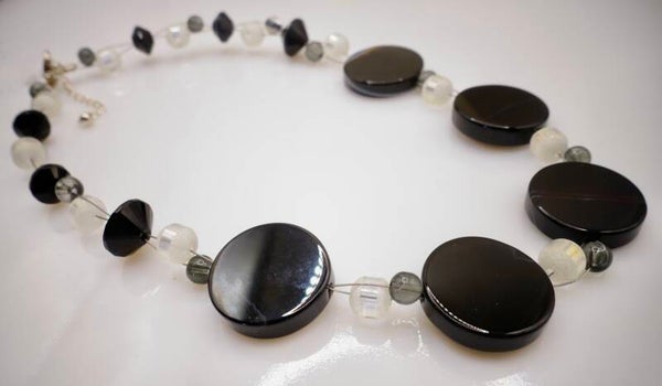 KKzw013524: Zwart met witte ketting van agaat en glaskralen.