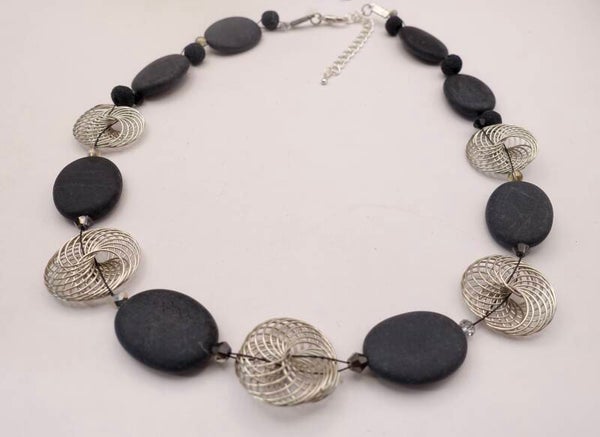 KKzw014026: Zwart natuursteen met kleine zilvermetalen draadkralen ketting.