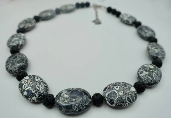 KKzw014124: Ketting in o.a. zwart en wit van natuursteen en lava.