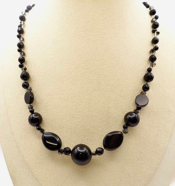 KKzw014126: Zwart kettinkje van onyx of obsidiaan.