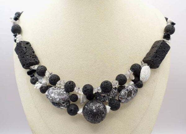 KKzw014625: Prachtige ketting in zwart wit van lab, howliet en bergkristal.