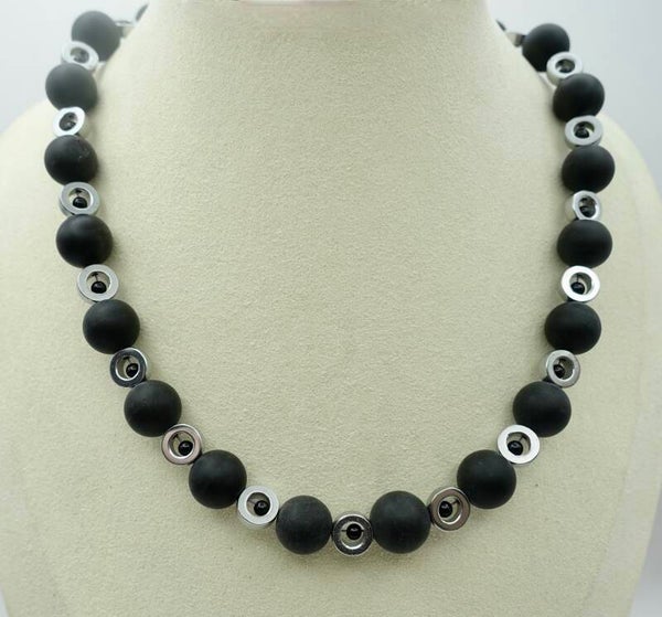 KKzw014924: Zwart/zilveren ketting van onyx met hematiet.
