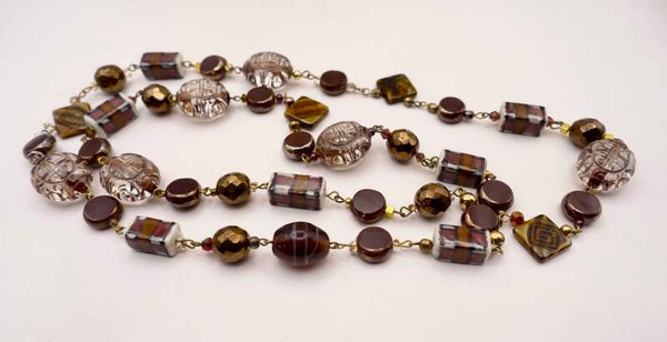 KLbr014226: Lange ketting in bruin, burgundy en ecru.