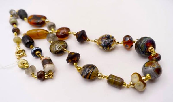 KLbr014425: Lange ketting in bruin, topaz, ecru, taupe, etc. van handmade glaskralen.