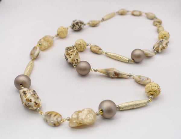 KLec013426: Lange ketting in champagne, ecru met diversen soorten kralen.
