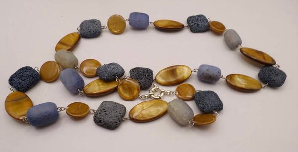KLmix012326: Lange ketting in cognac en donkerblauw. Lava, agaat en parelmoer.