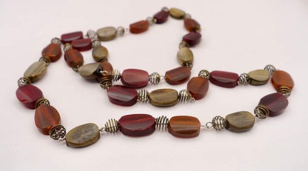 KLro014126: Lange ketting in grijs, bruin, rood; van buffelhoorn.