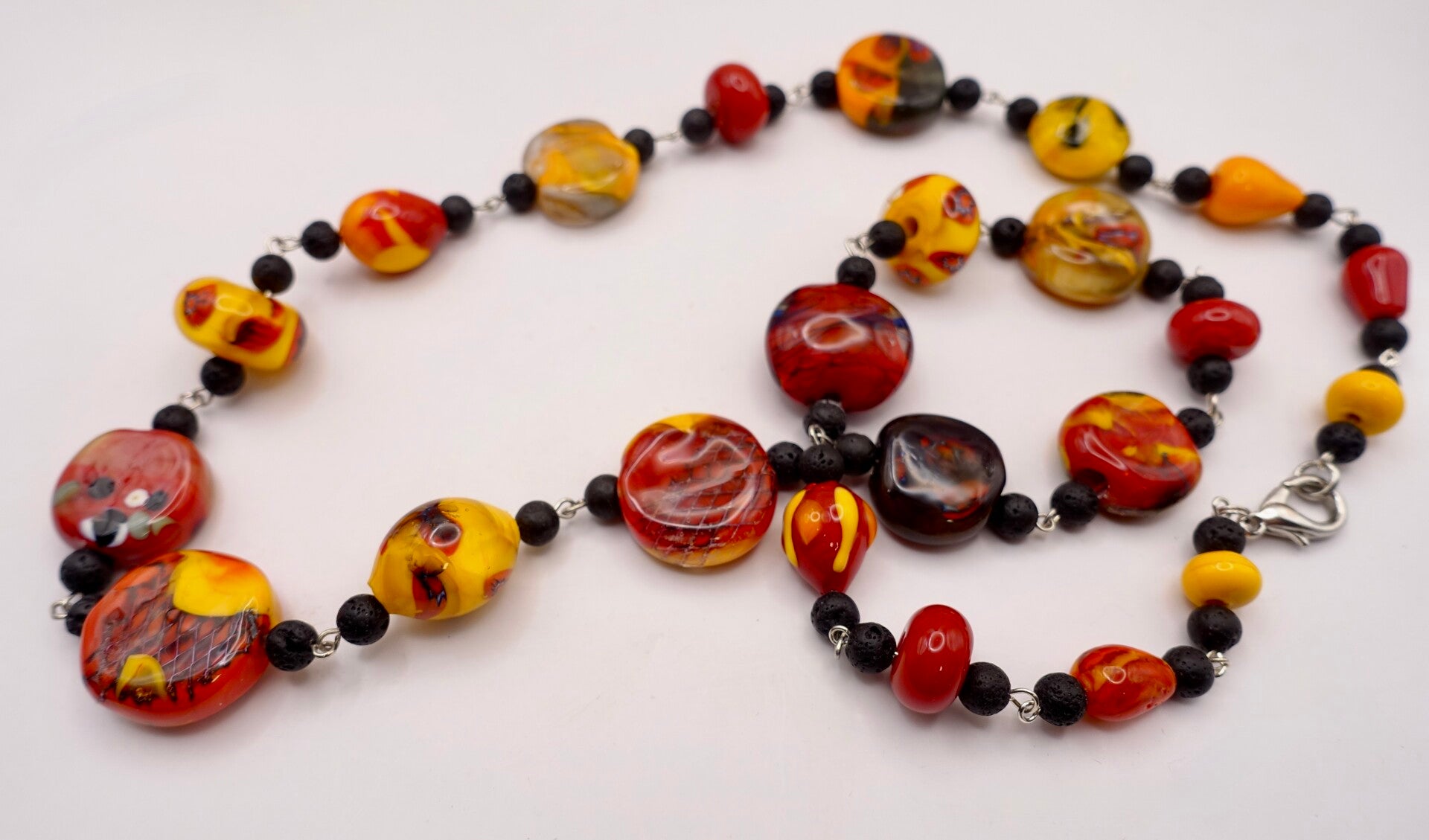 KLro010326: Lange, flamboyante ketting in rood, geel, oranje, zwart.