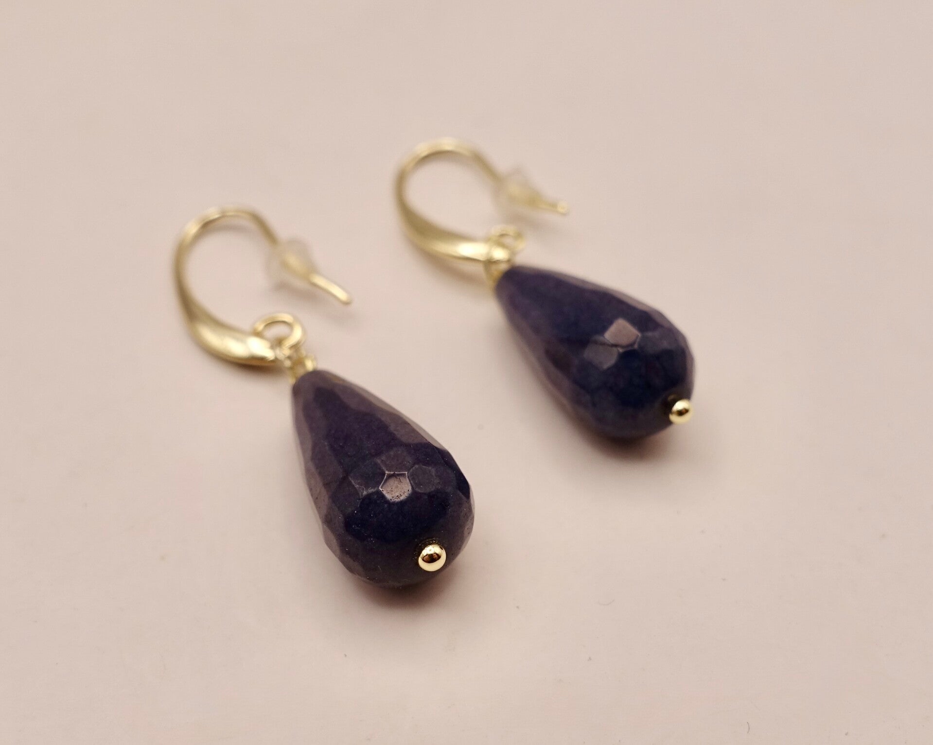 OBbl011525: Donkerblauw jade pegels aan 12K/14K goldfilled oorhangers en nietstiften.