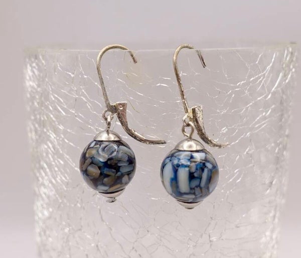 OBbl013225: Blauw gemêleerde oorhangers van parelmoer.