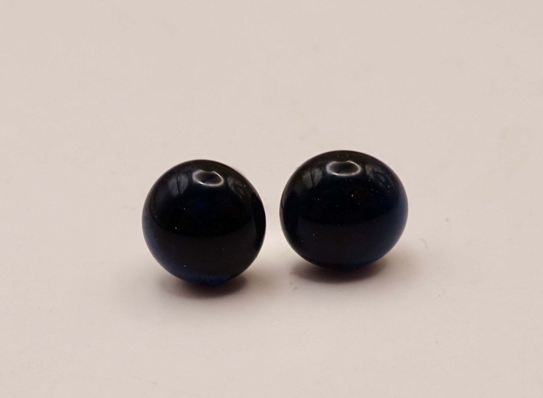 OBbl014425: Diep donkerblauwe oorstekertjes van glas.