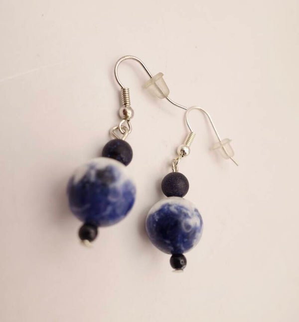 OBbl015125a: Prachtige donkerblauwe met witte oorbellen van sodaliet.