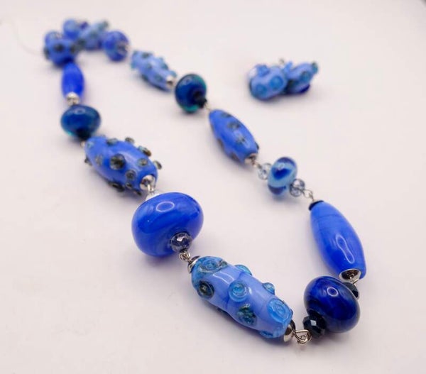 KKbl022525: Konings-/kobaltblauwe, iets langere ketting van handmade kralen.