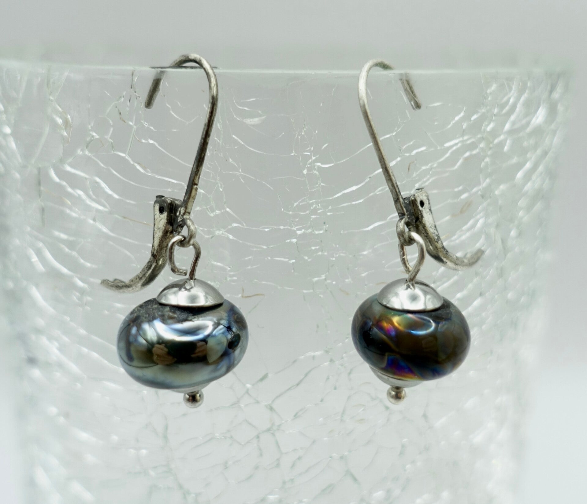 OBbl032225: Grijs/paars/blauwe oorhangers van parels.