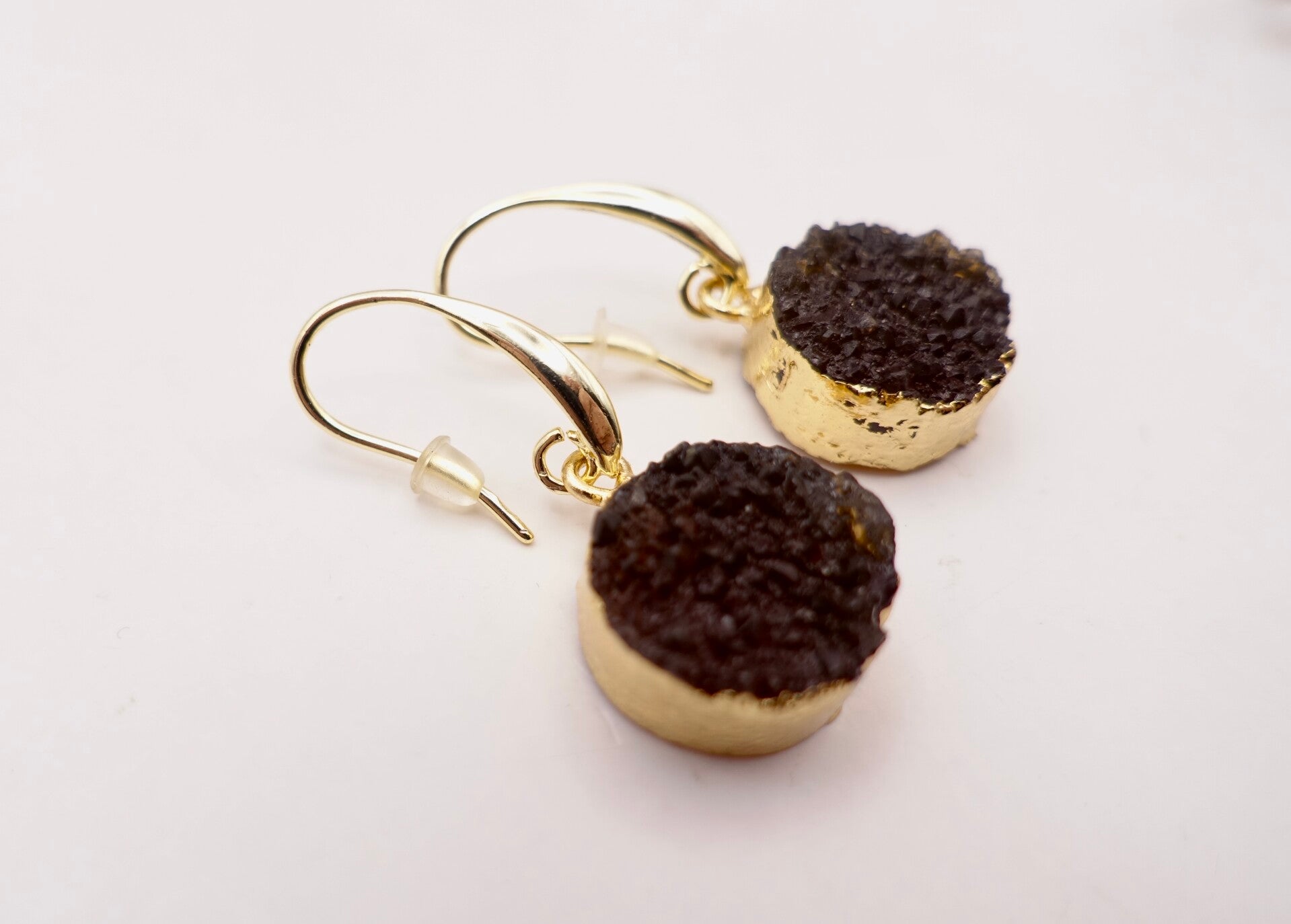 OBbr011525: Donkerbruine oorhangers van rough natuursteen, afgewerkt met goudmetaal en 12K/14K goldfilled hangers.