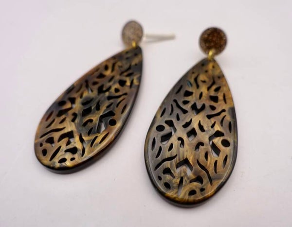 OBbr012626: Zwart/bruine oorhangers van resin aan mooie strass stekers.