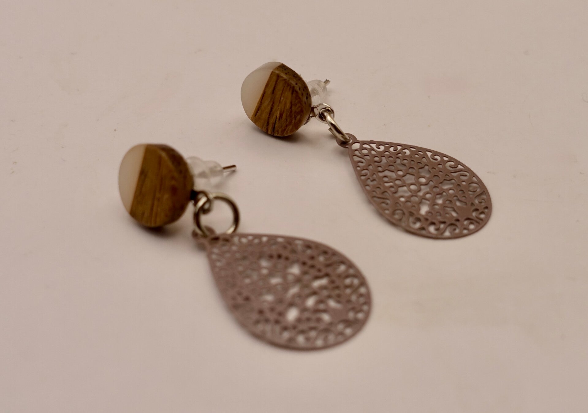 OBbr013525: Aparte oorstekers in bruin/ecru met taupe druppelhangers.