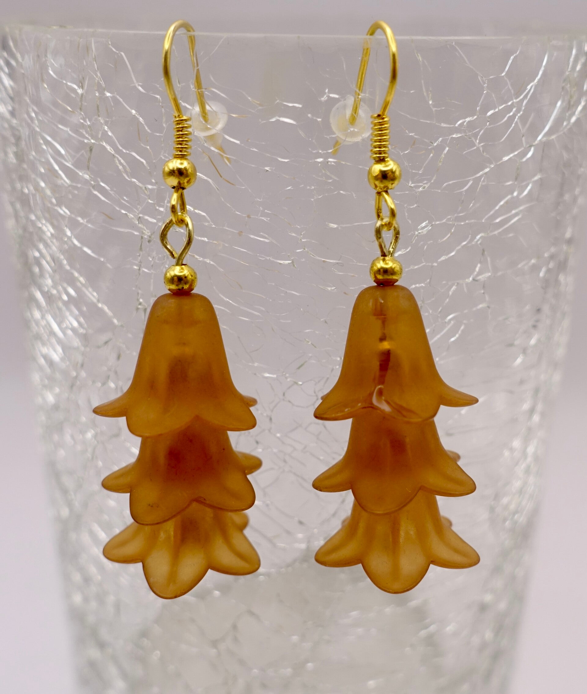 OBbr014425: Speelse oorhangers van bloemenkelkjes in bruin/camel/honing.