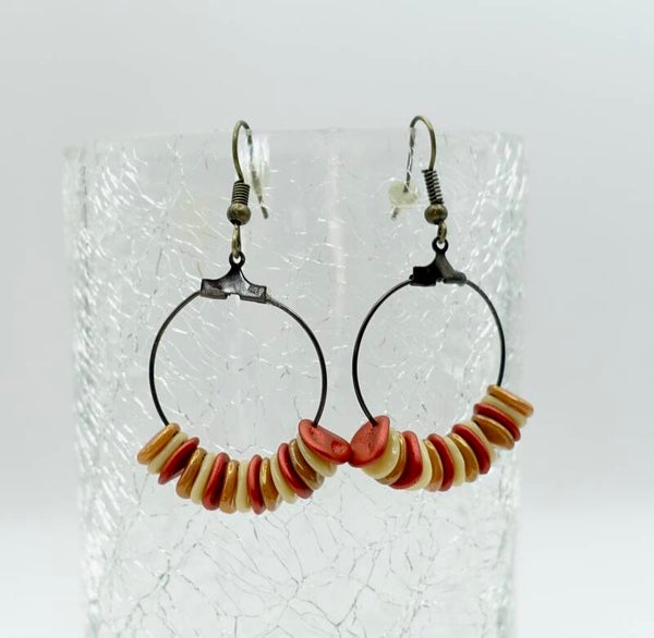 OBec011225: Oorhangers in bronskleur met petals in ecru, zalm, terra.