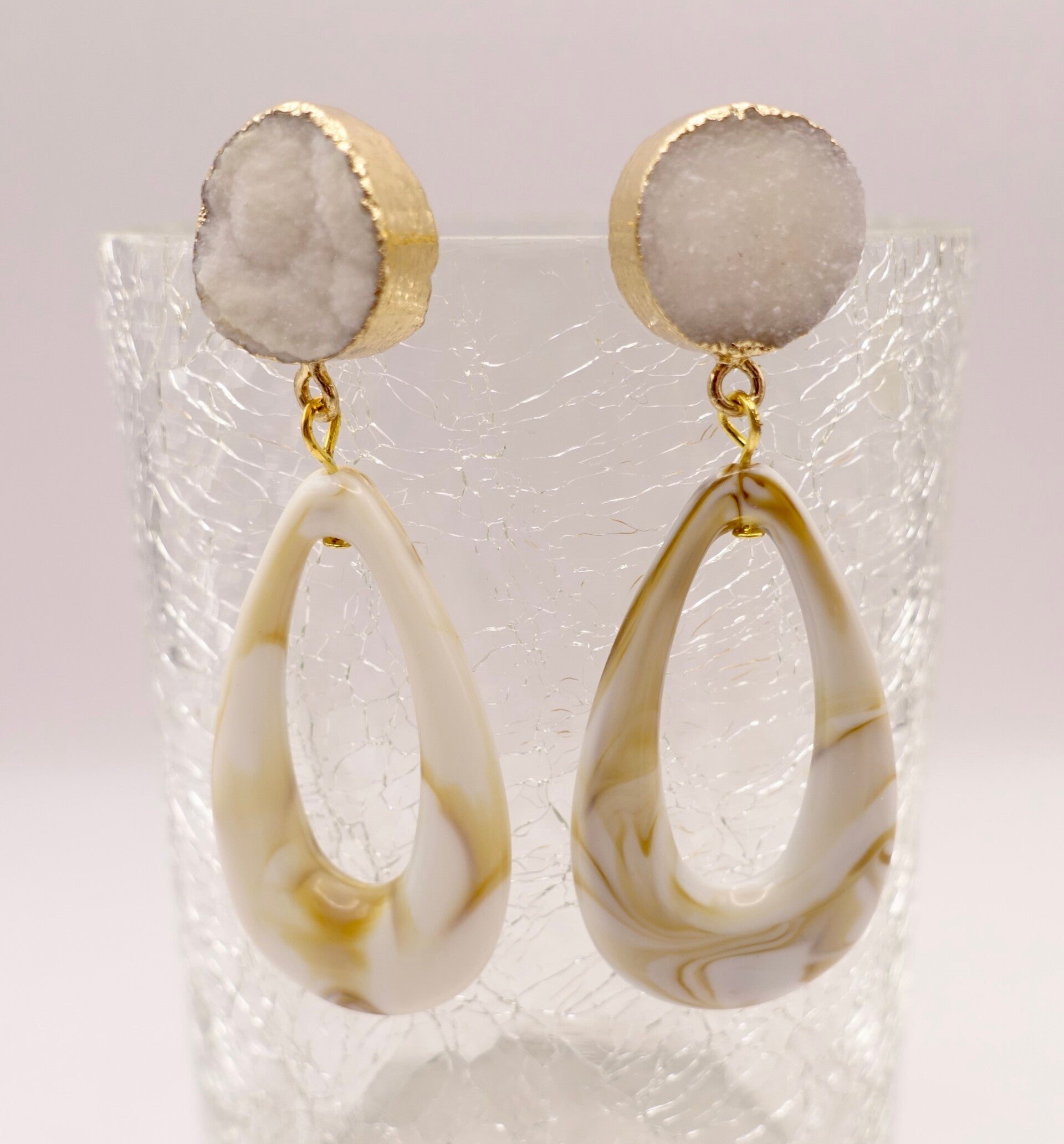 OBec015225: gevlamde, ecru oorbellen aan prachtige natuursteen stekers,