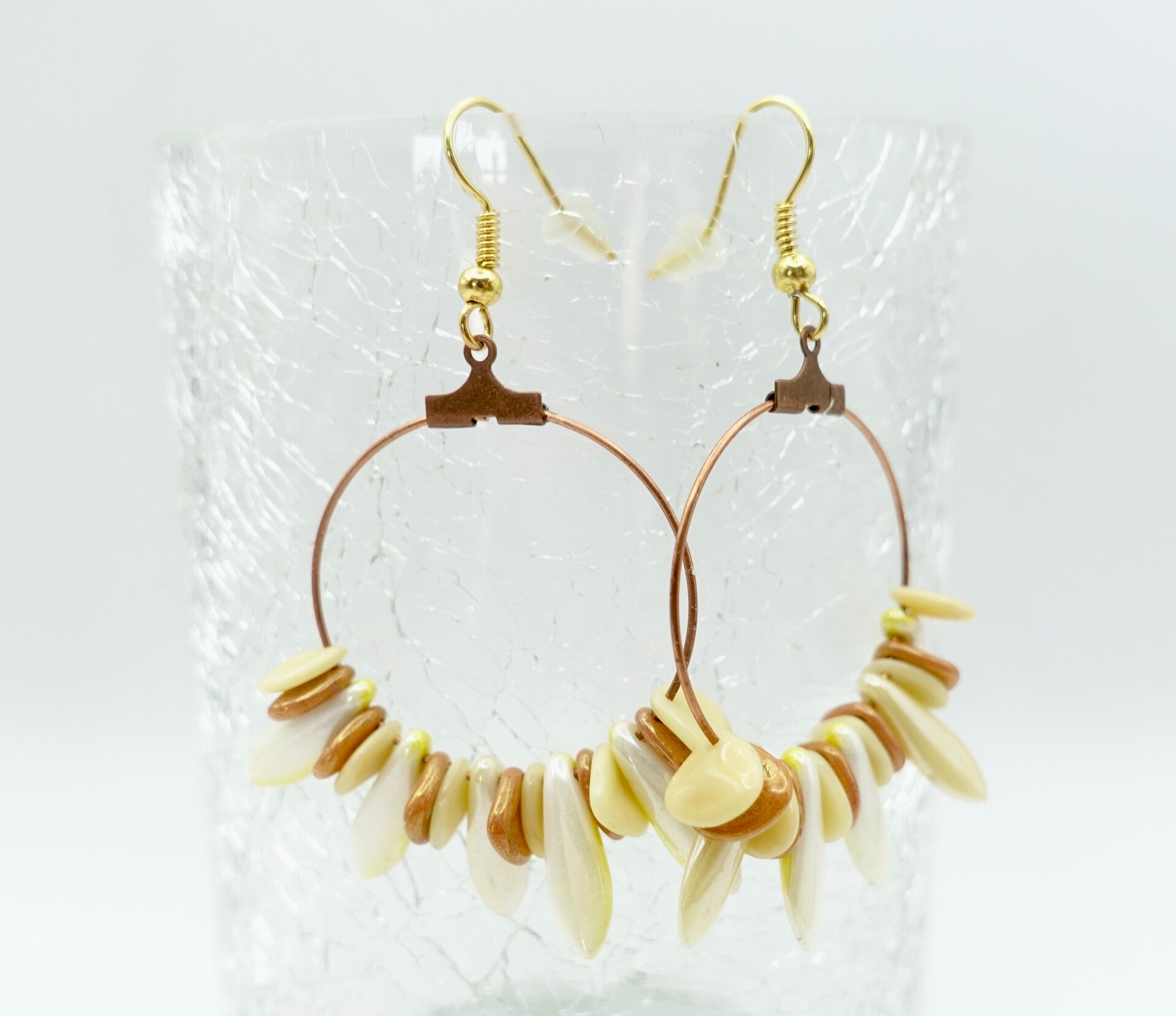 OBge011225: Oorhangers met daggerbeads en petals in ecru, zalm, geel, zacht terra.