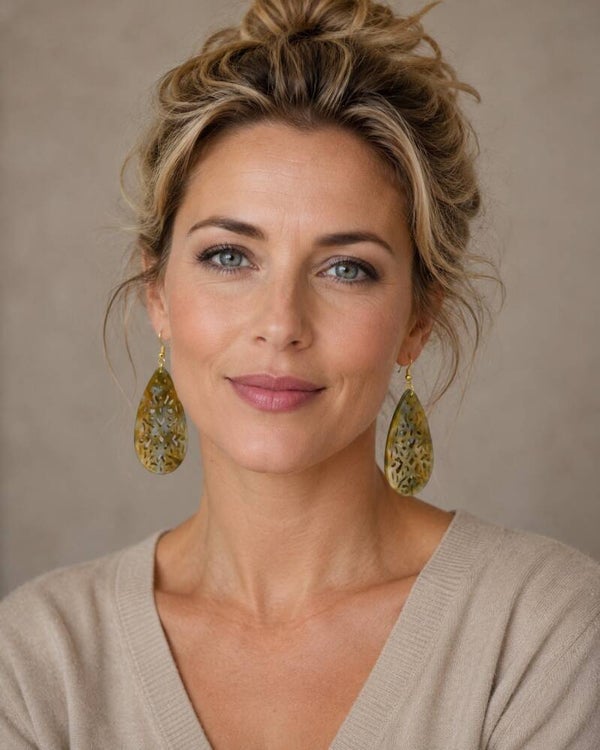 OBge012626: Oorhangers in goudgeel, taupe, zachtblauw van resin.