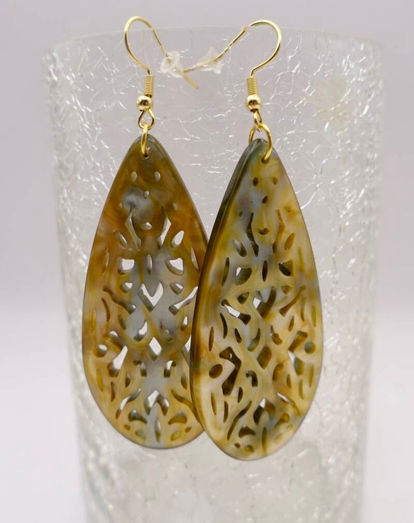 OBge012626: Oorhangers in goudgeel, taupe, zachtblauw van resin.