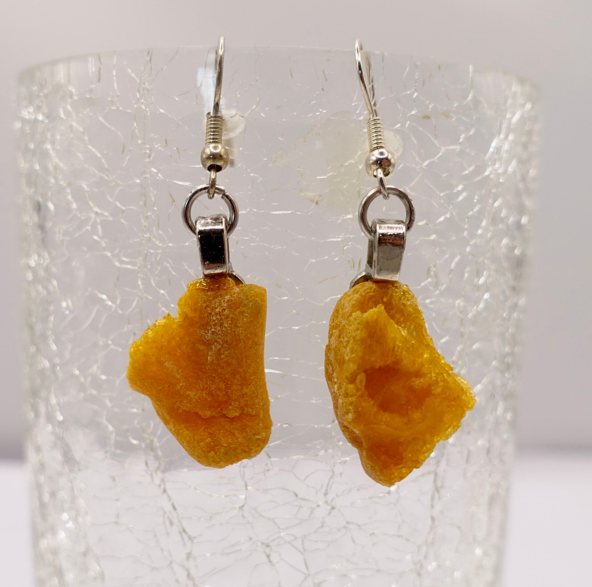 OBge013424: Oorhangers van okergele barnsteen, ongepolijst.