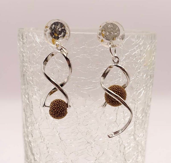 OBgo014824: Aparte, brons/goudkleurige oorbellen aan asymmetrische, gegolfde hangers.