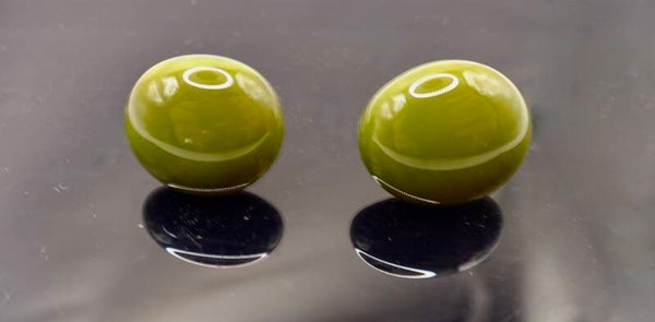 OBgr010824: Olijfgroene oorknopjes uit eigen atelier.