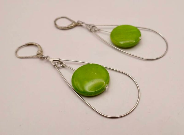 OBgr012625: Oorhangers in fel lime gevat in open metalen druppelhanger.