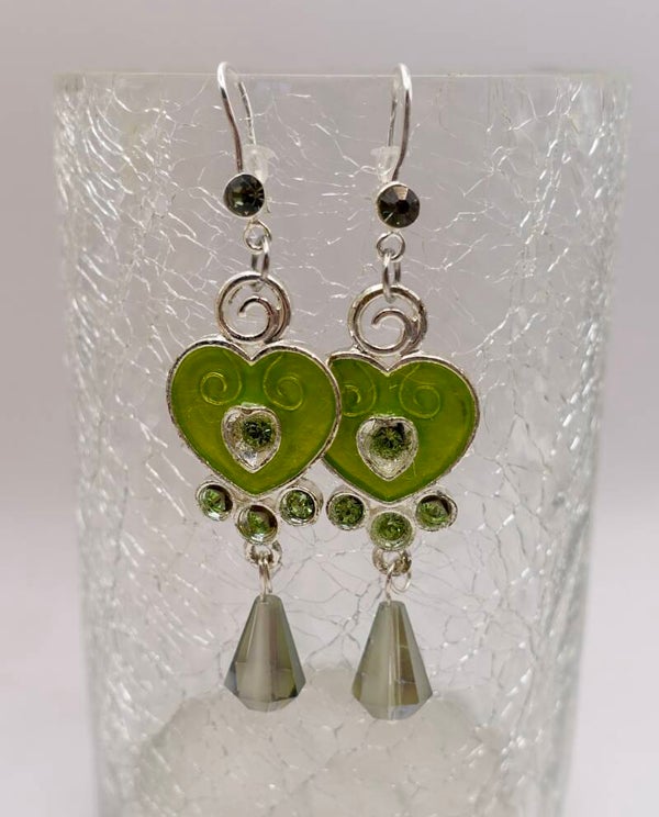 OBgr014625:  Appelgroene oorhangers met hartje aan straks stekers.