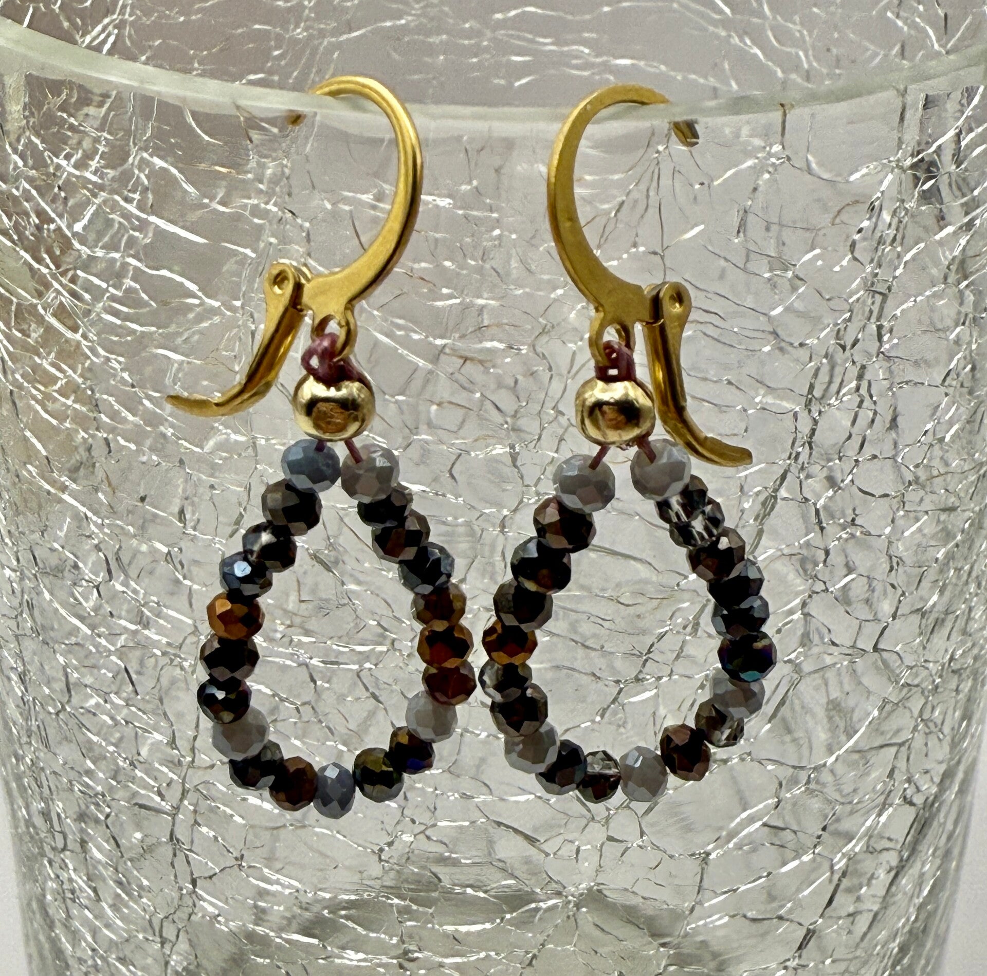 OBgr014925: Lieve oorbelletjes aan creolen in zwart, brons, bruin.