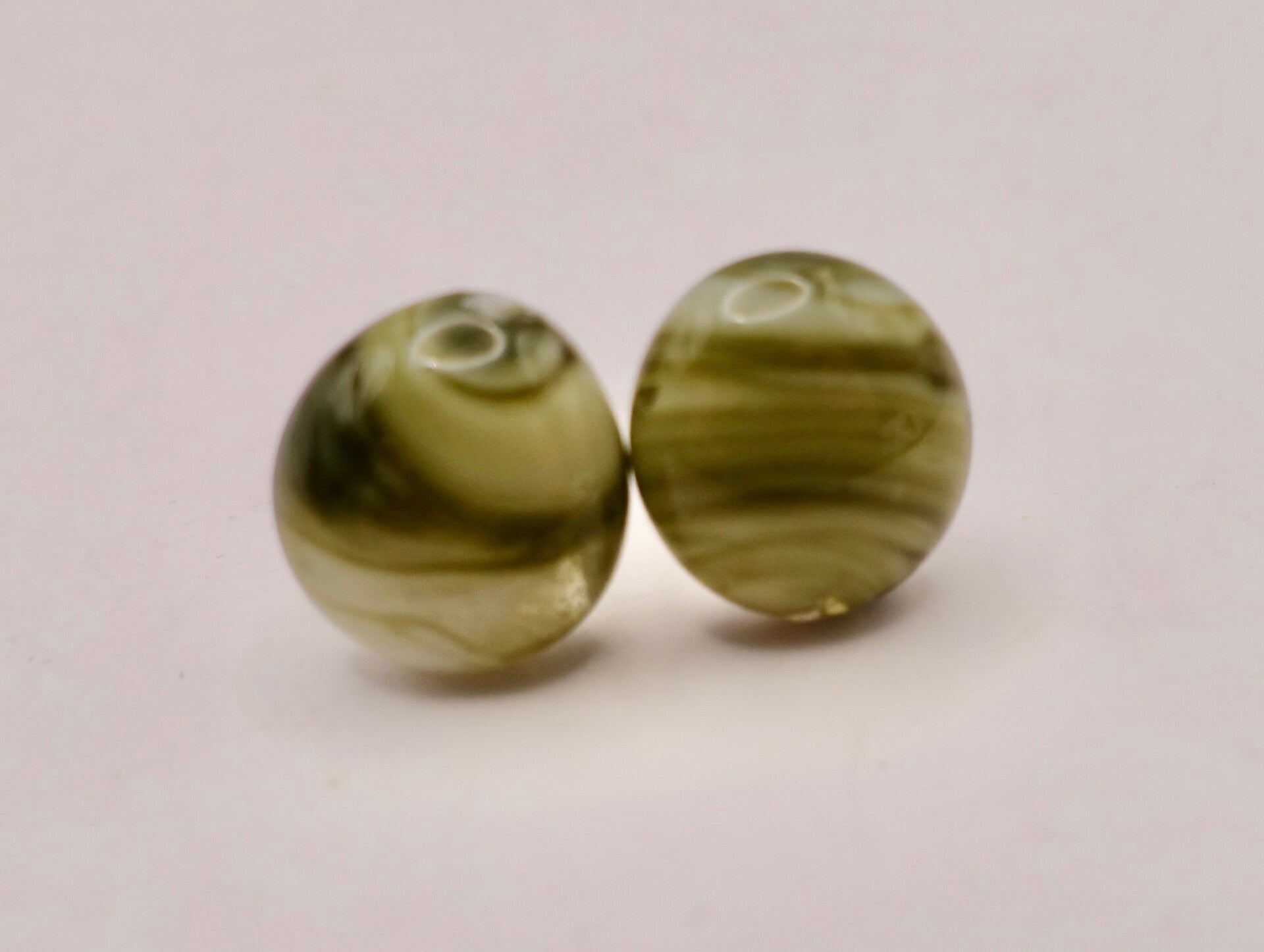 OBgr015125:  Handgemaakte oorstekers in gevlamd groen.