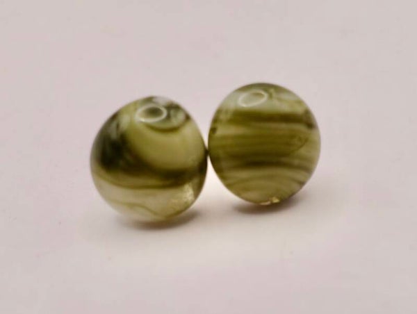 OBgr015125:  Handgemaakte oorstekers in gevlamd groen.