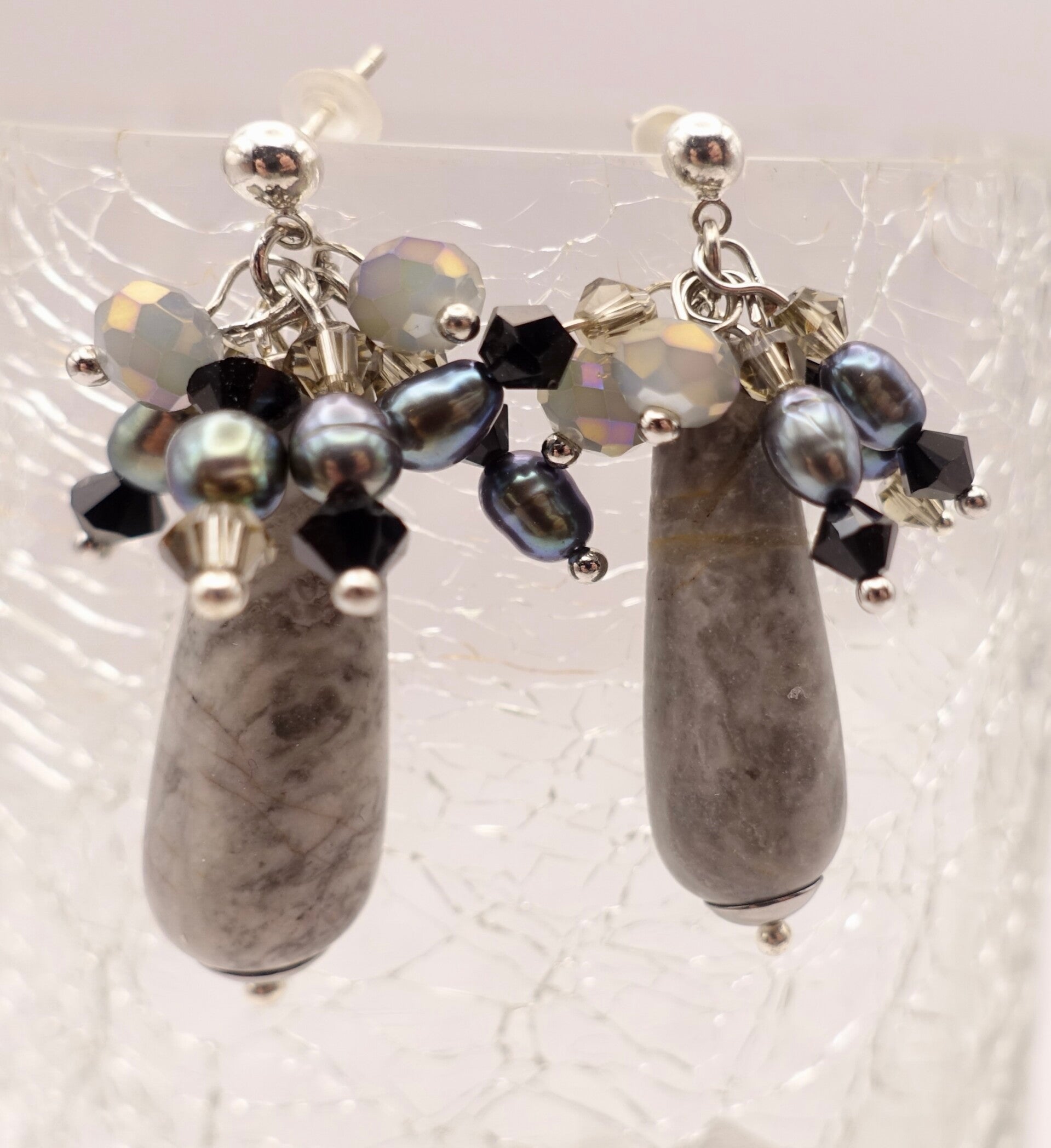 OBgrij015324: Marble jaspis oorbellen met zoetwaterpareltjes.