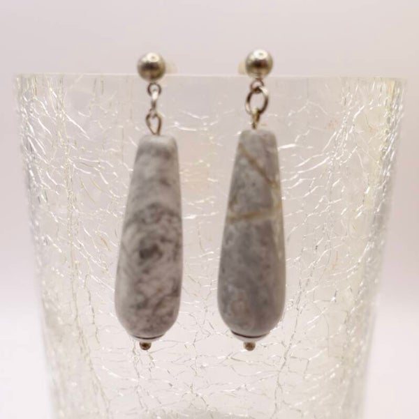 OBgrij015324: Marble jaspis oorbellen aan oorstekers.