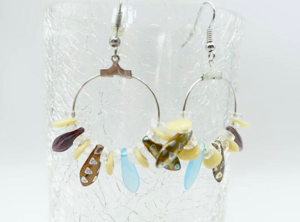 OBmix011225: Vrolijke, lichte oorhangers in blauw, taupe, ecru.